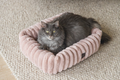 Designed by Lotte Reza - Kattenmand - 52x44x16 cm